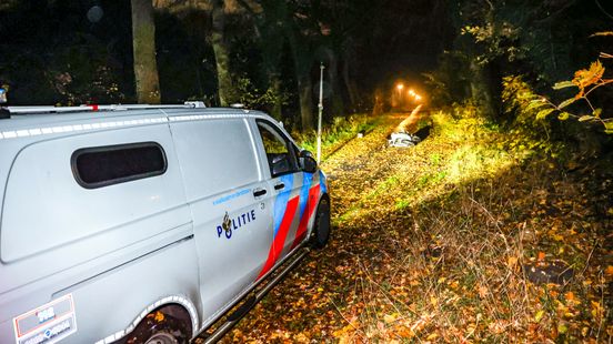 Motorrijder van 16 gewond bij ongeluk na politieachtervolging. Motorrijder van 16 gewond bij ongeluk na politieachtervolging.