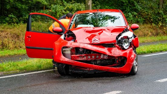 Aanrijding op kruising in Ermelo, bestuurder naar ziekenhuis. Aanrijding op kruising in Ermelo, bestuurder naar ziekenhuis.