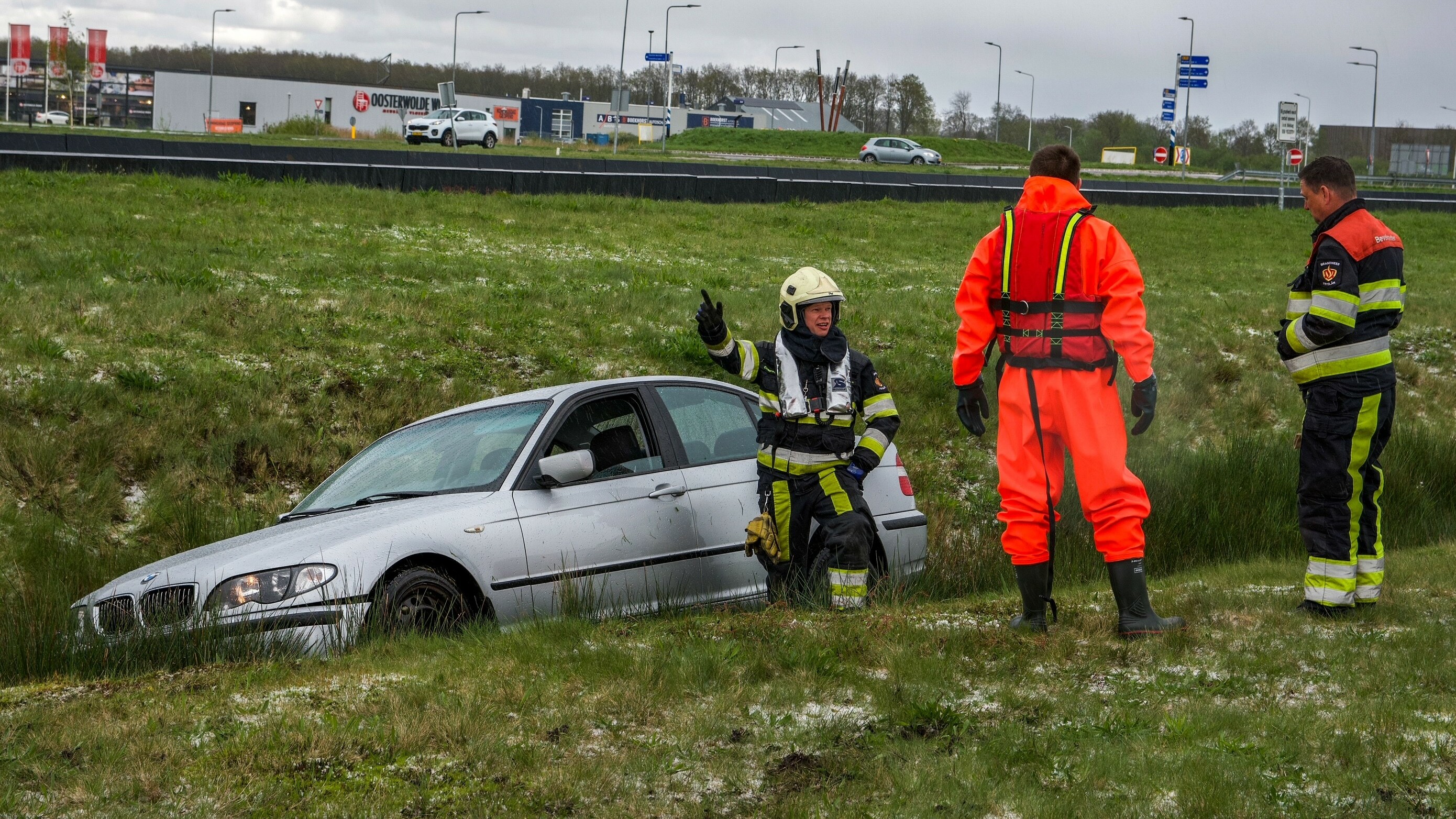 De auto kaam yn 'e greppel ta stilstân