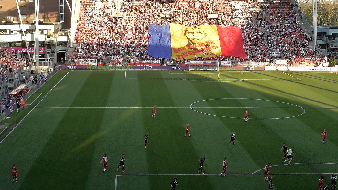 De tweede helft begon met een eerbetoon van de Utrechtaanhang aan oud-speler Mihai Nesu.