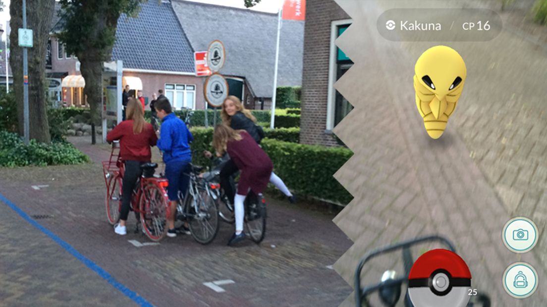 Jongeren verzamelen zich in Westerbork om Pokémon te vangen (Rechten: Nick Kremer)