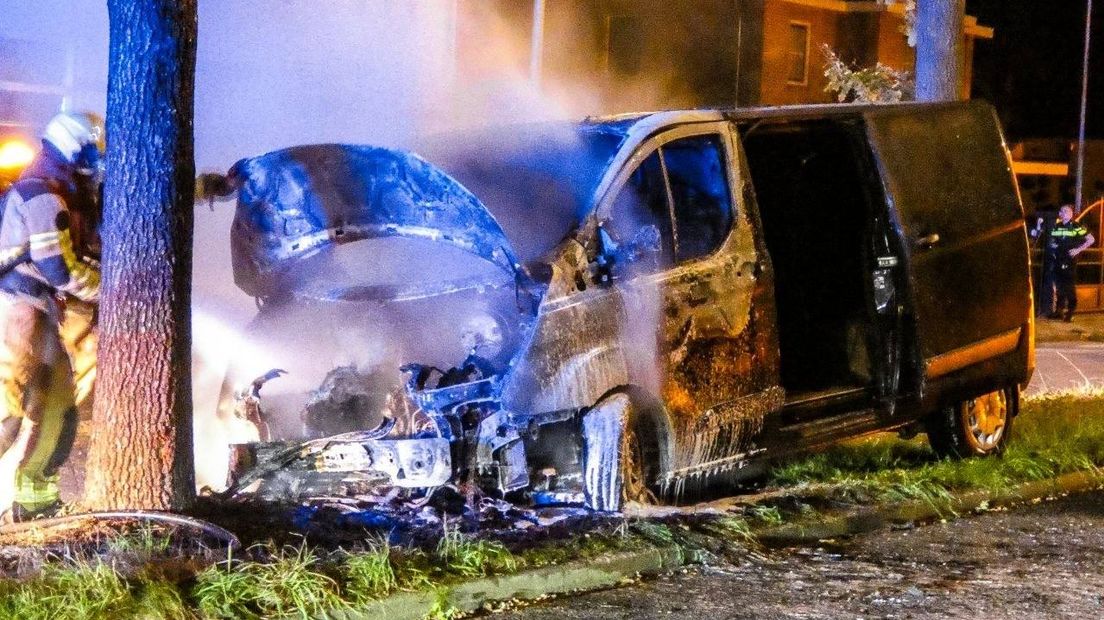 Busje brandt volledig uit in Almelo: politie zoekt getuigen en camerabeelden.