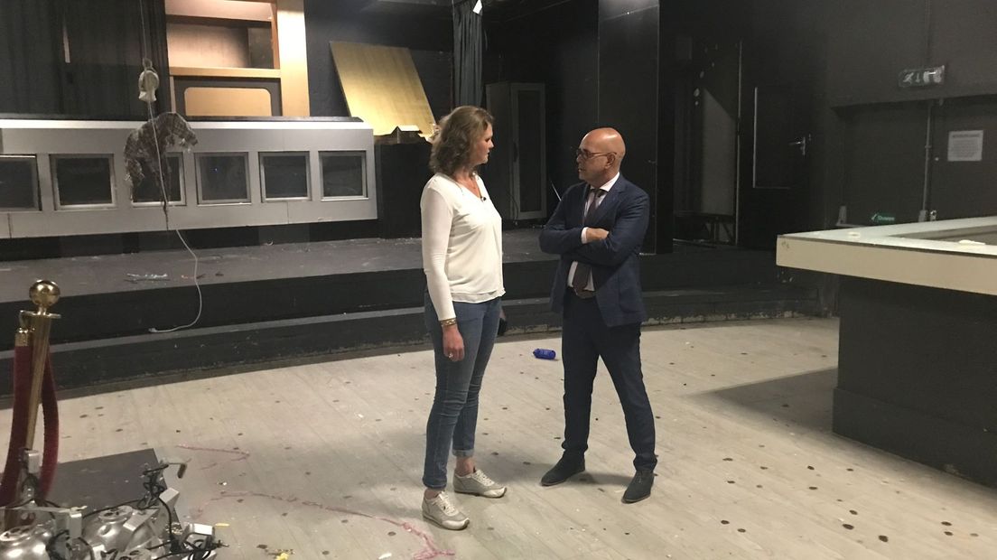 Voorzitter Sandra Hoekman van het TT Museum bekijkt samen met Rob Riper van City Hotel De Jonge de plek  (Rechten: RTV Drenthe / Margriet Benak)