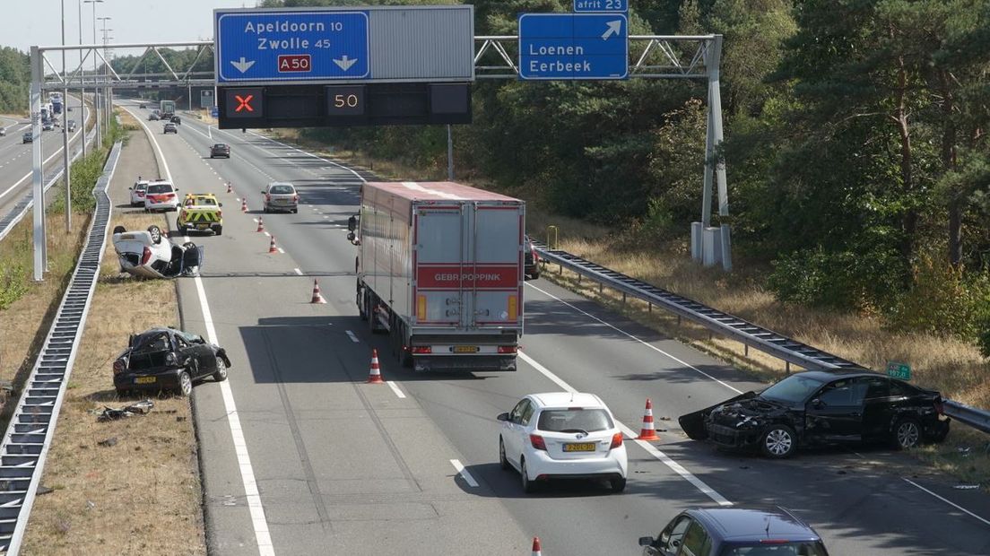Op de A50 bij Loenen zijn dinsdagochtend in de richting van Apeldoorn twee auto's over de kop geslagen. Vanwege onderzoek en bergingswerkzaamheden was de weg urenlang deels afgesloten.