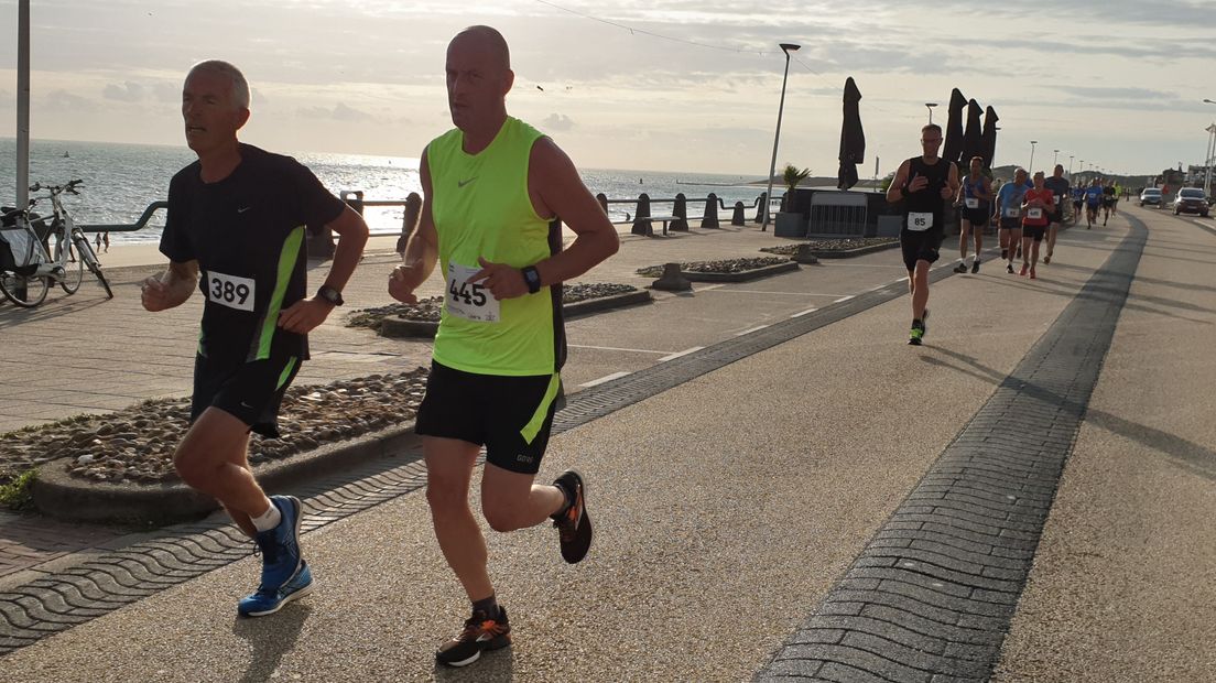 Hardlopers tijdens de Boulevardloop in Vlissingen