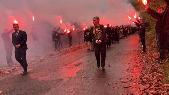 Vitesse-supporters geven Sjors (30) waardig afscheid met fakkelzee
