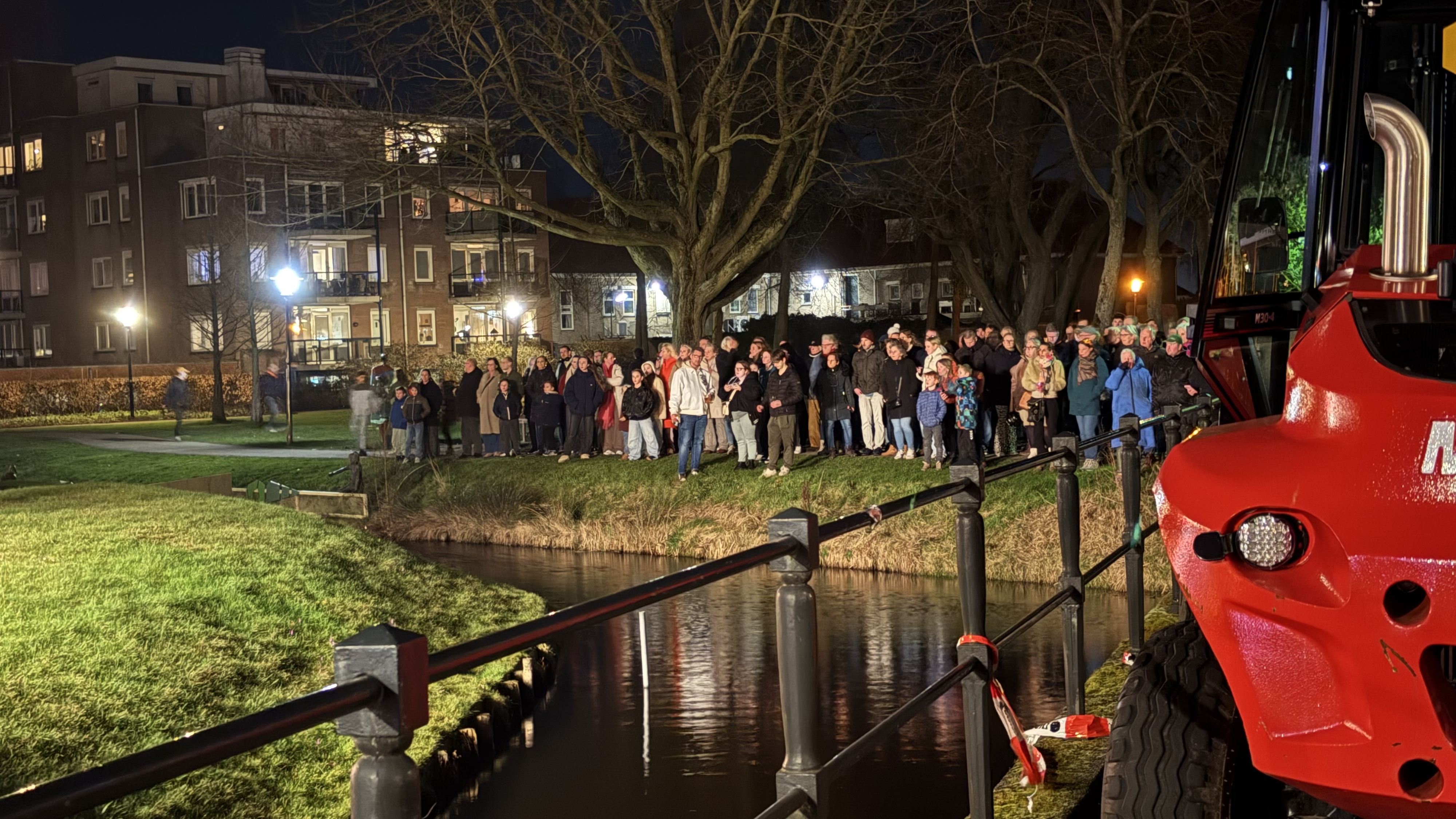 Bûten de stekken stiene ek hiel wat fans om in glimp fan de sporters op te fangen