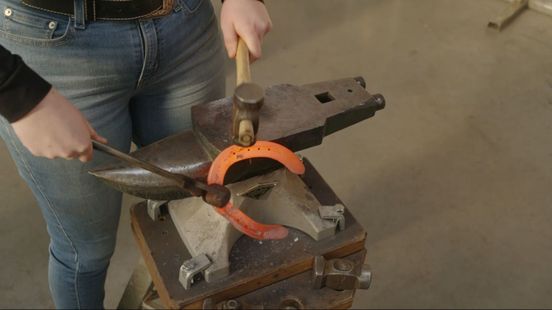 Zijinstromers grijpen hun kans in het eeuwenoude vak van hoefsmid