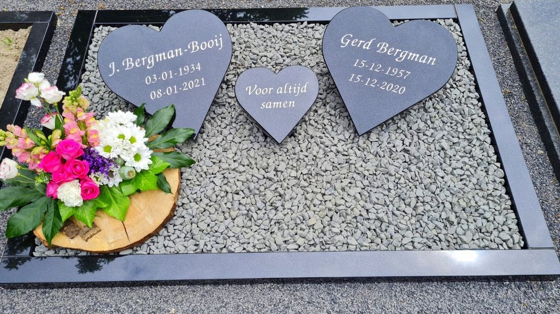De urnen van moeder Jentje en haar zoon Gerd zijn bij elkaar in een graf geplaatst.