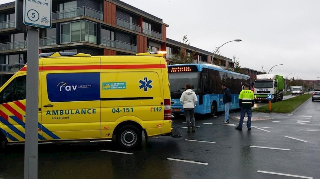 Ongeluk waarbij bus en scooter zijn betrokken