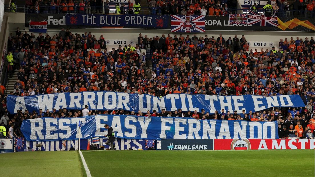 Een spandoek bij Glasgow Rangers ter nagedachtenis aan voormalig Ranger Fernado Ricksen
