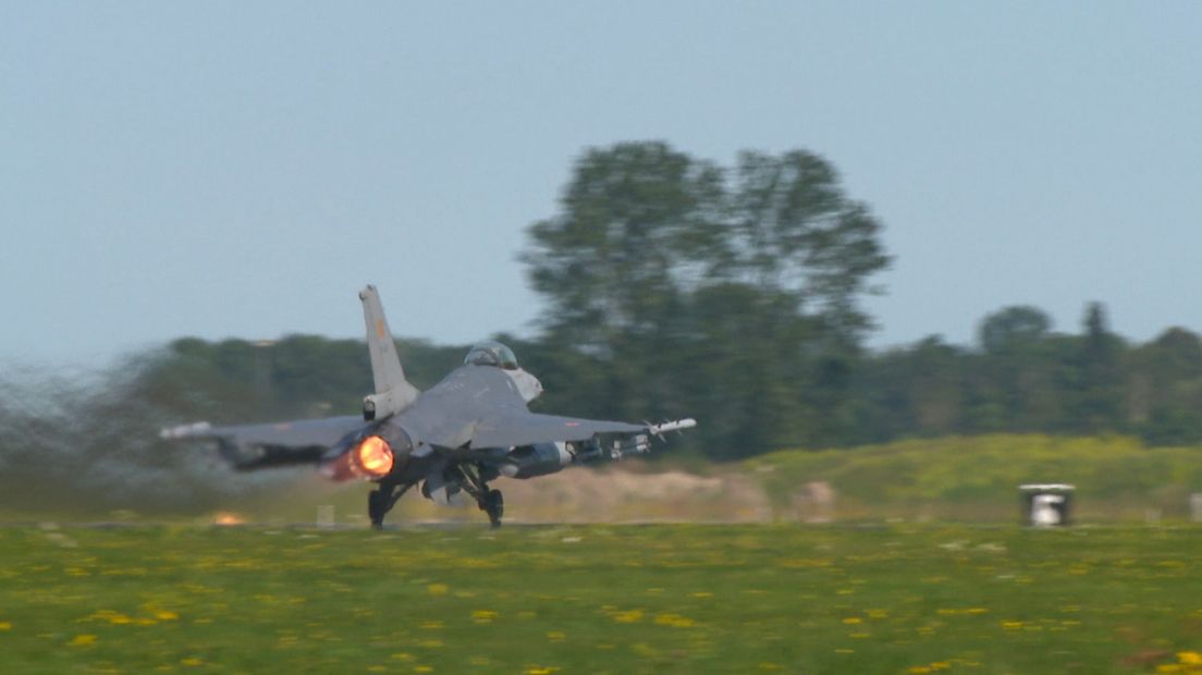 Een F-16 stijgt op van Luchtbasis Leeuwarden