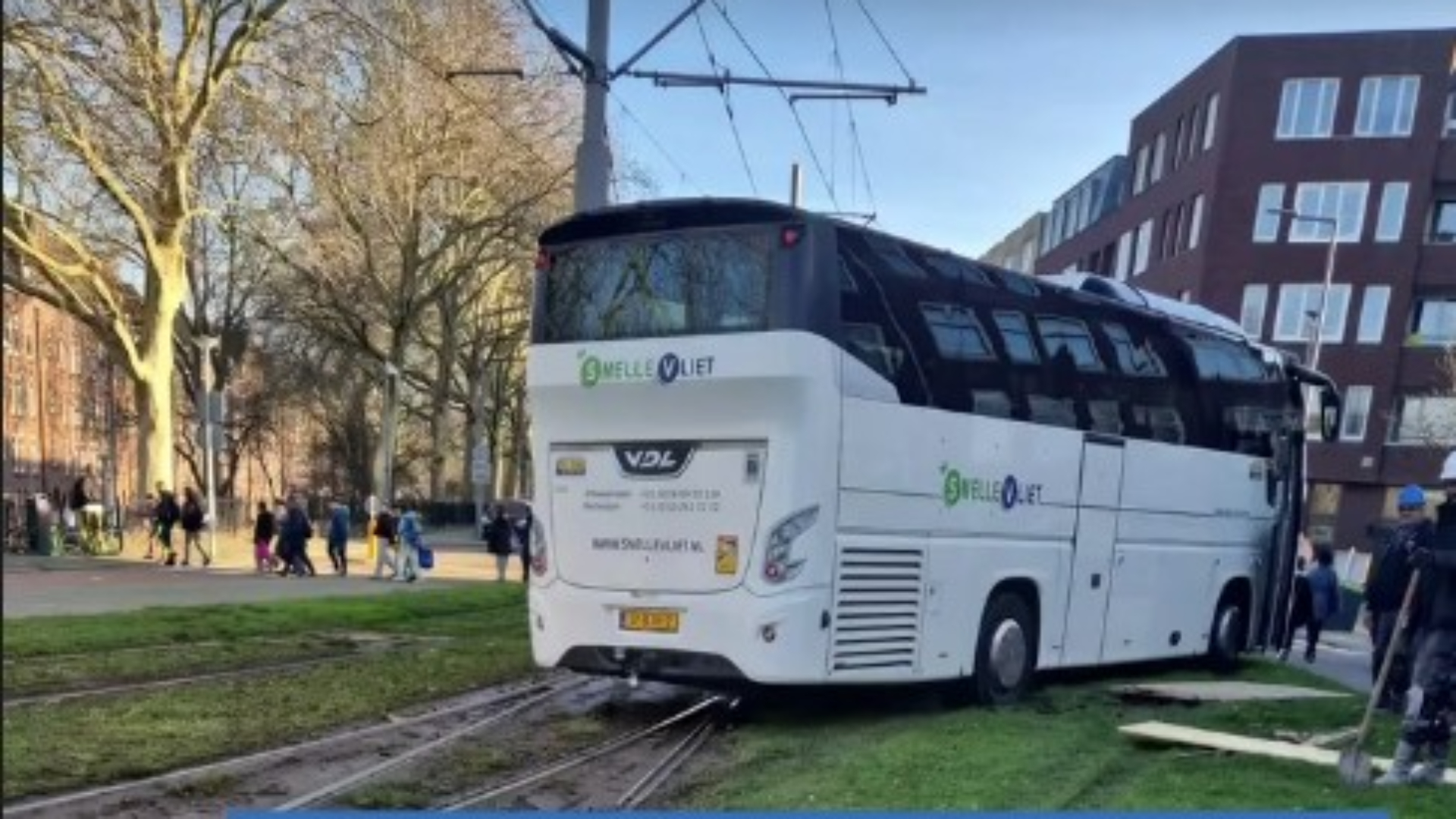 Een berger is onderweg om de bus uit de zachte ondergrond te trekken.