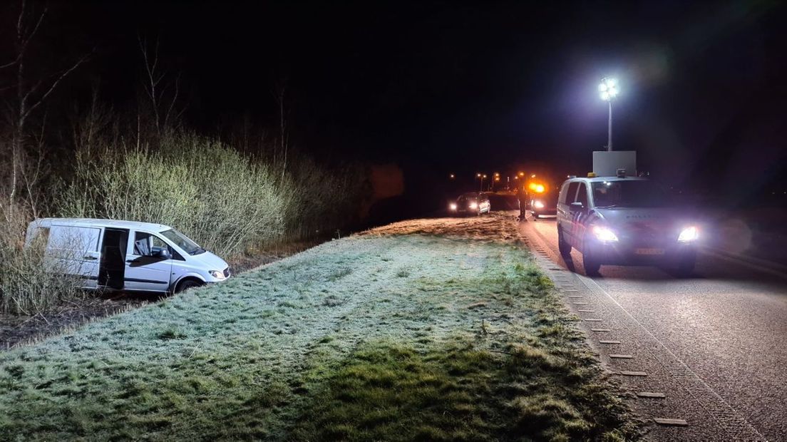 Het  busje waarin de verdachten reden, belandde in de sloot