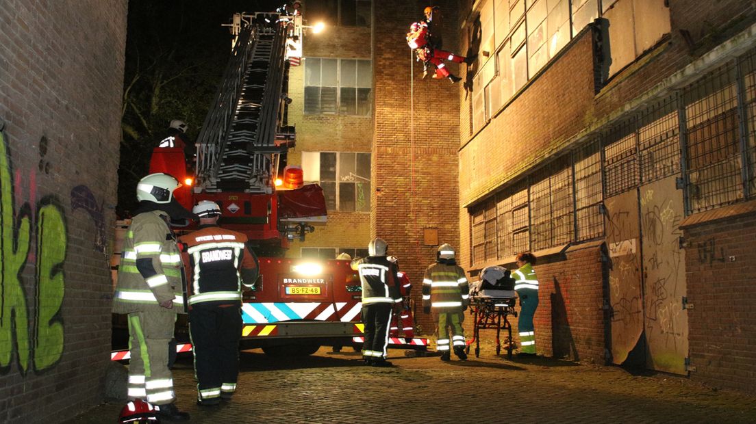 Abseilende brandweer bij reddingsactie gebouw oude Meelfabriek Leiden.