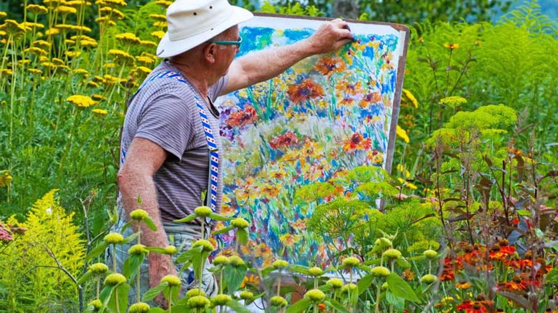 Kunstenaar en tuinontwerper Ton ter Linden aan het werk in zijn tuin (Rechten: Wikimedia Commons)
