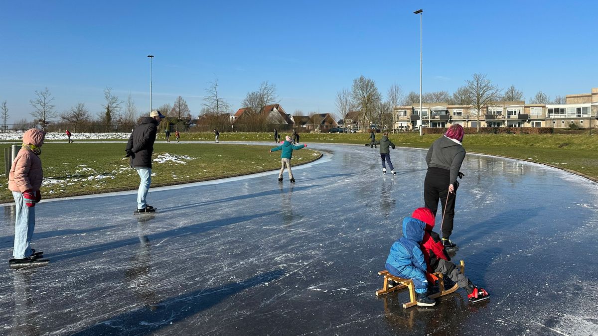 Tientallen mensen stappen bij Akmarijp het ijs op