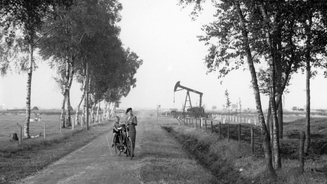 In de periode eind veertiger jaren van de twintigste eeuw werd in rap tempo het olieveld Schoonebeek aangelegd (Rechten: Drents Archief)