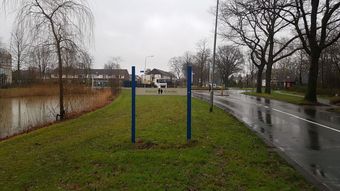 Voor bezoekers is het maar de vraag welk dorp er bij Ot en Sien hoort (Rechten: RTV Drenthe)