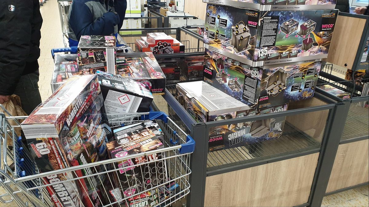 Vuurwerk uit Duitsland meenemen is strafbaar, maar er wordt nauwelijks gehandhaafd RTV Oost Vuurwerk uit Duitsland meenemen is strafbaar, maar er wordt nauwelijks gehandhaafd RTV Oost