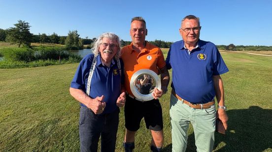 Jelle Oosterwijk krijgt kampioensprijs uit handen van Bennie Jolink