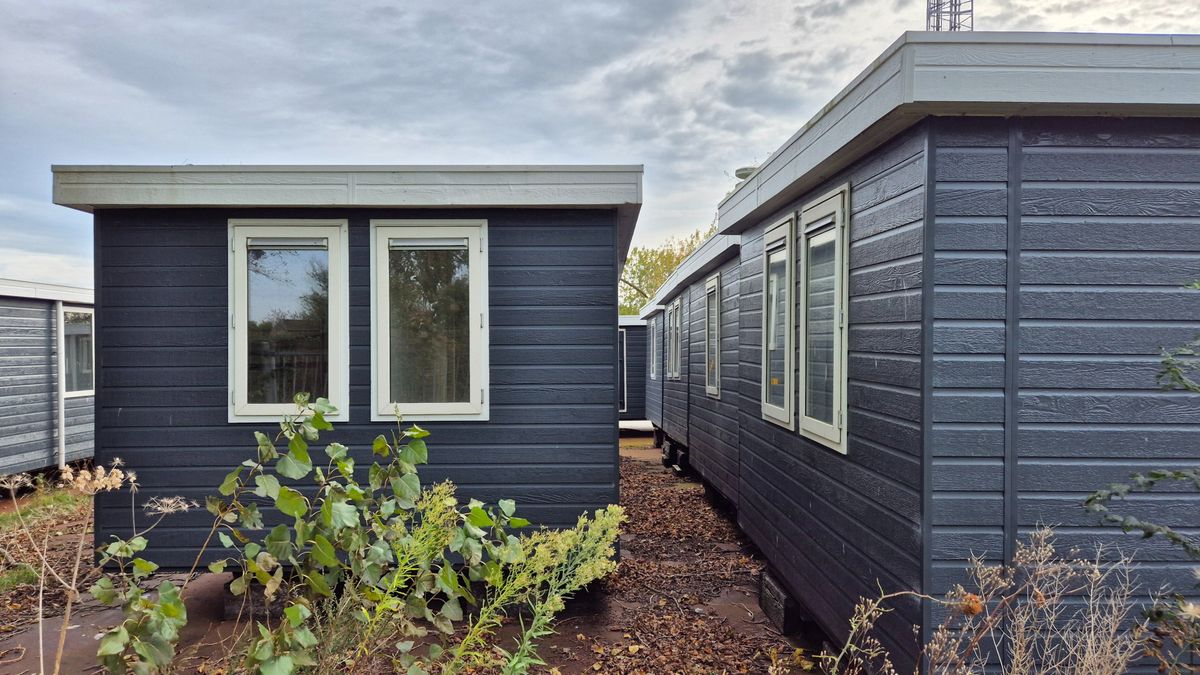 Compleet ingerichte woonunits wachten al jaren op bewoning: 'Dit is geld verbranden'