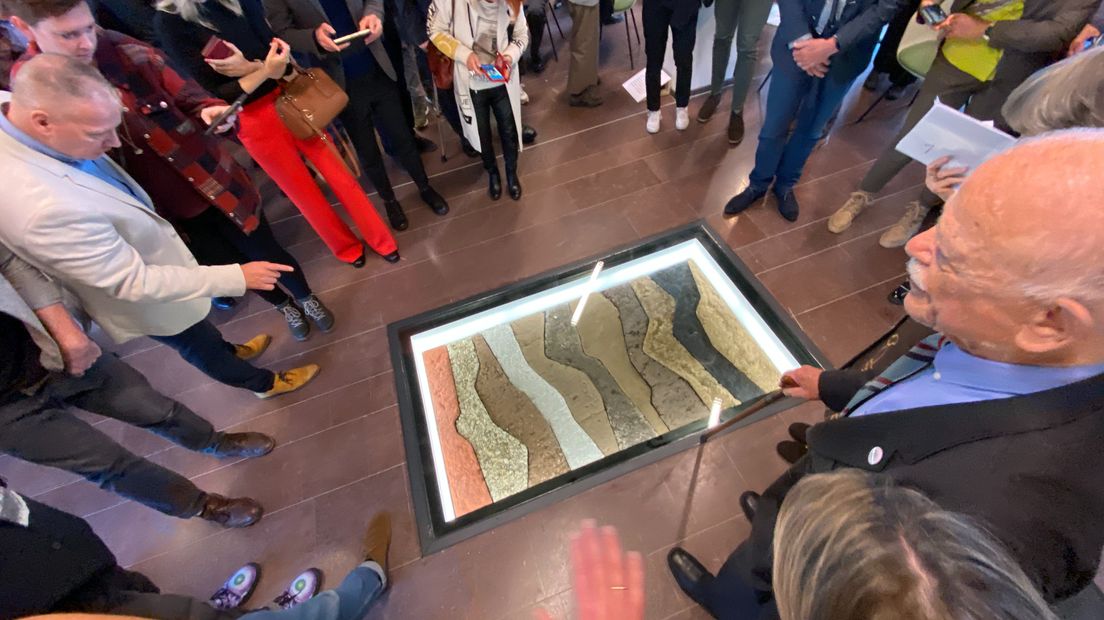 Het kunstwerk 'Op welke grond dan ook', in de hal van het provinciehuis in Overijssel