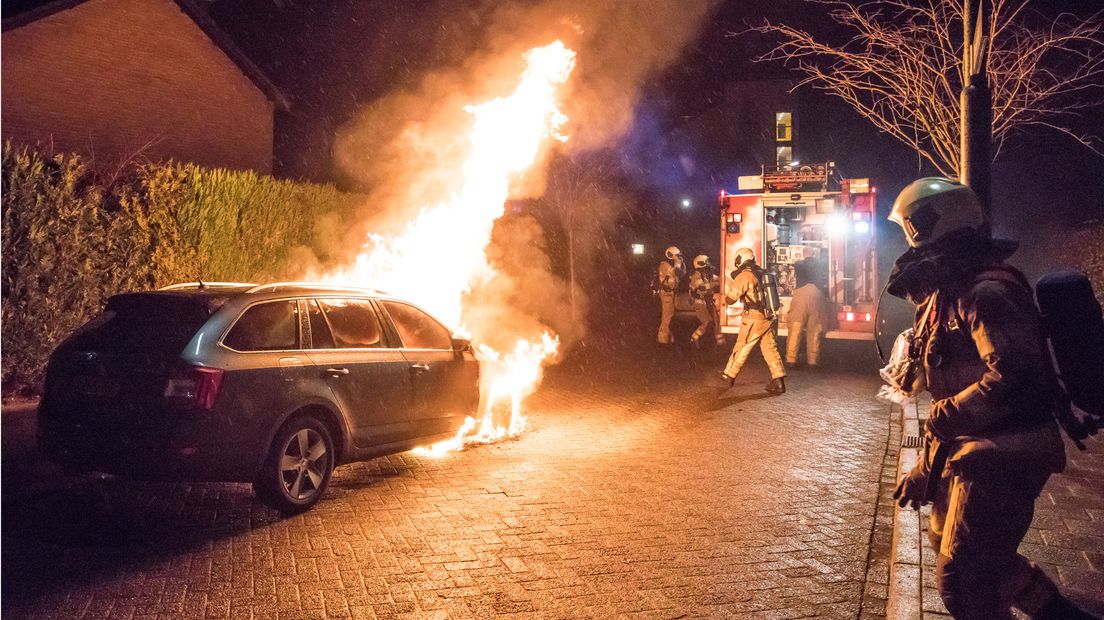 De vlammen sloegen rond 03.45 uur uit de auto.