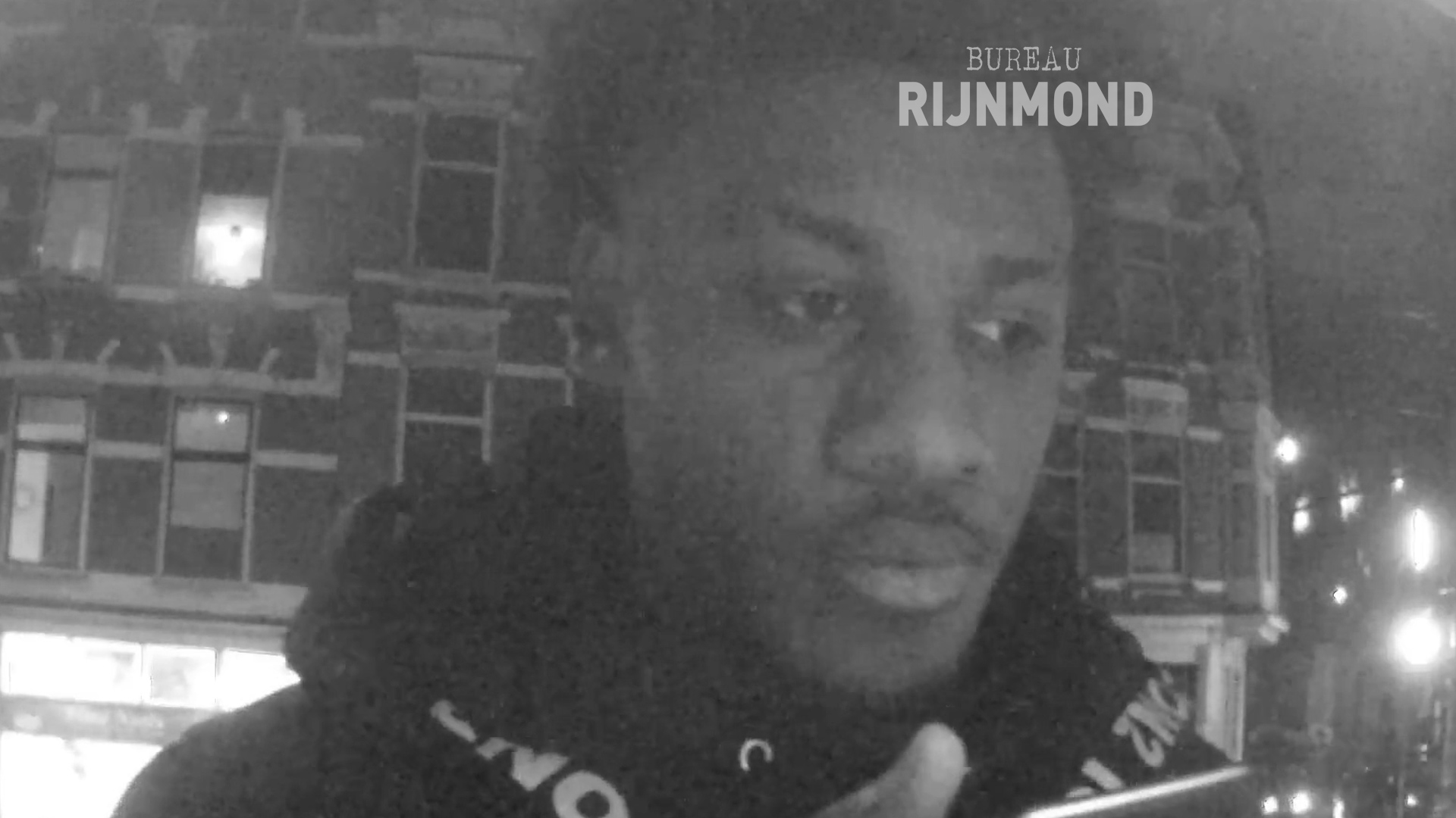 Bejaarde man trapt in babbeltruc en staat pinpas af aan oplichters