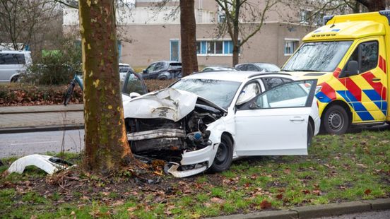 Automobilist naar ziekenhuis na botsing tegen verkeersbord en boom. Automobilist naar ziekenhuis na botsing tegen verkeersbord en boom.