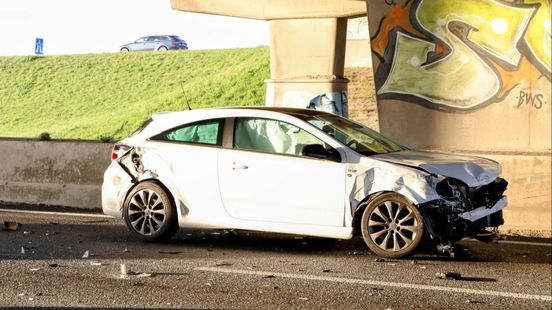 Vrachtwagen en twee auto's botsen op A15