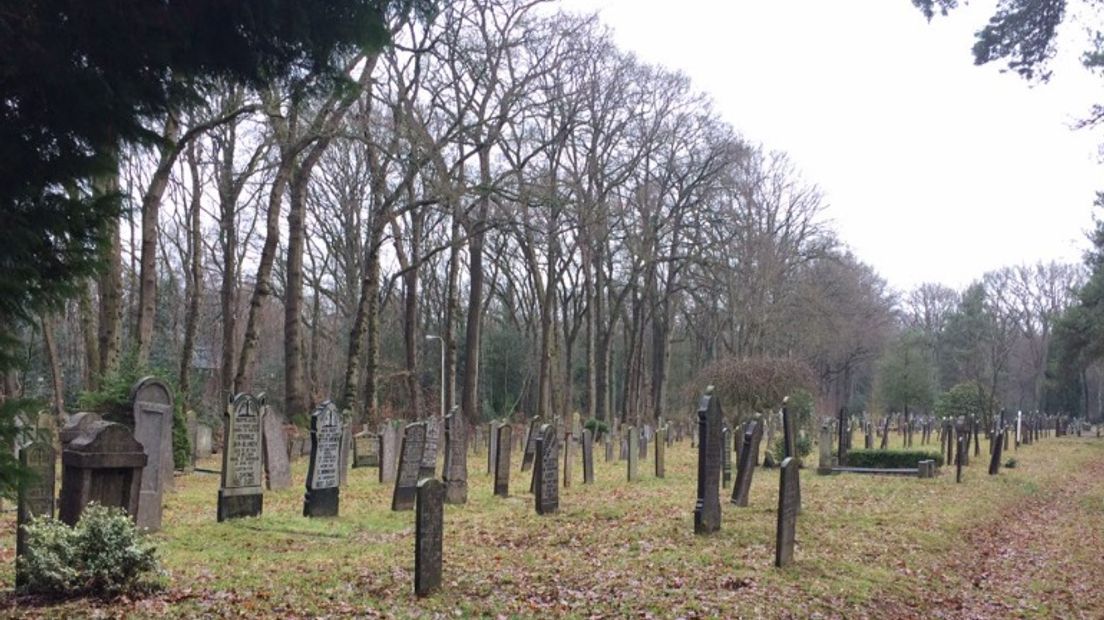 Vierhonderd graven moeten plaats maken voor nieuwe begrafenissen (Rechten: Janet Oortwijn/RTV Drenthe)