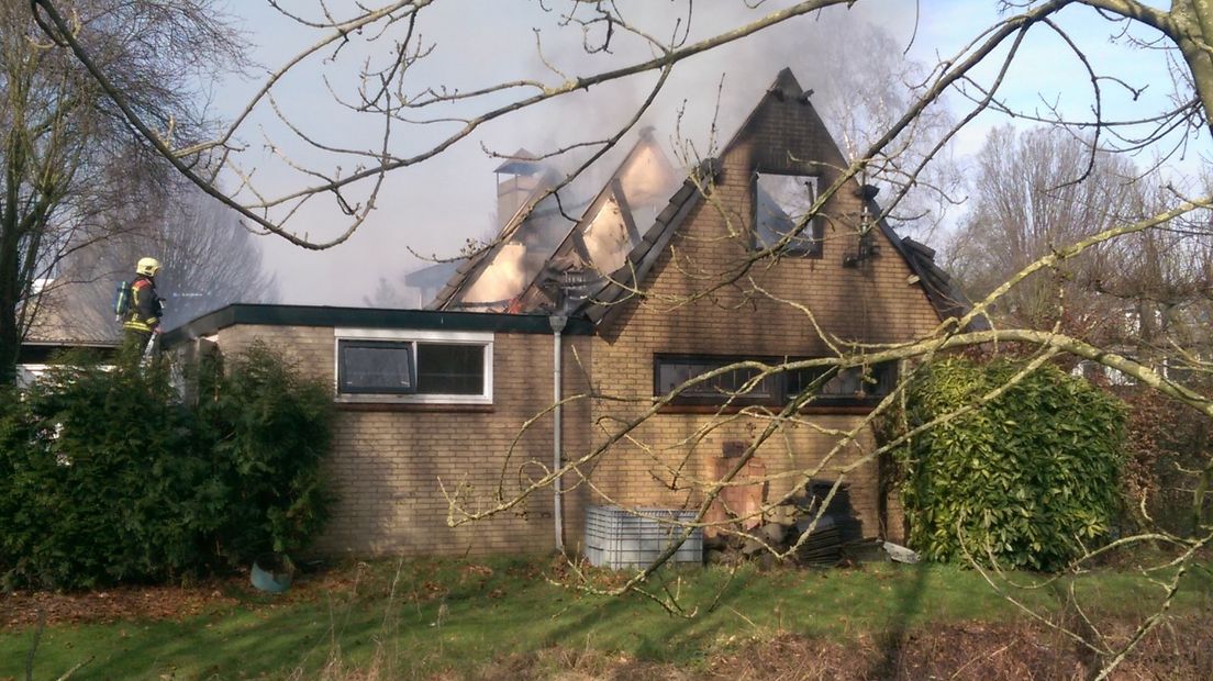 Brand verwoest vrijstaande garage in Velp; eigenaar lichtgewond