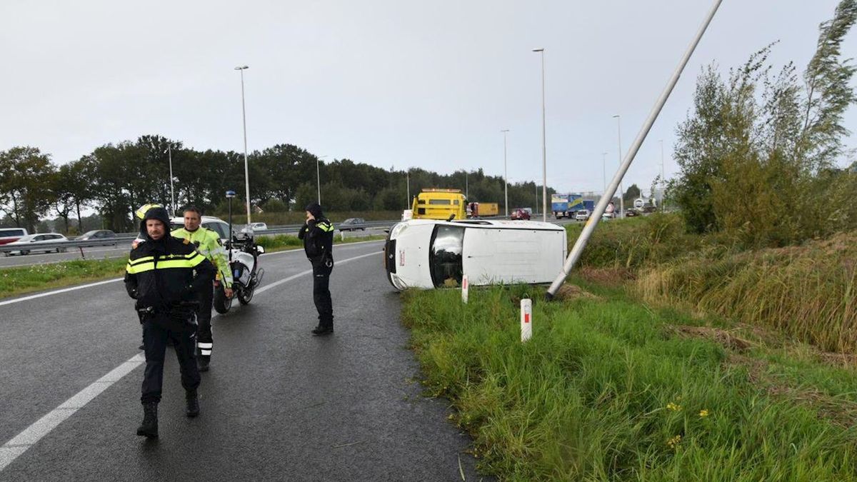 Busje slaat over de kop op afrit naar A28 bij Lankhorst