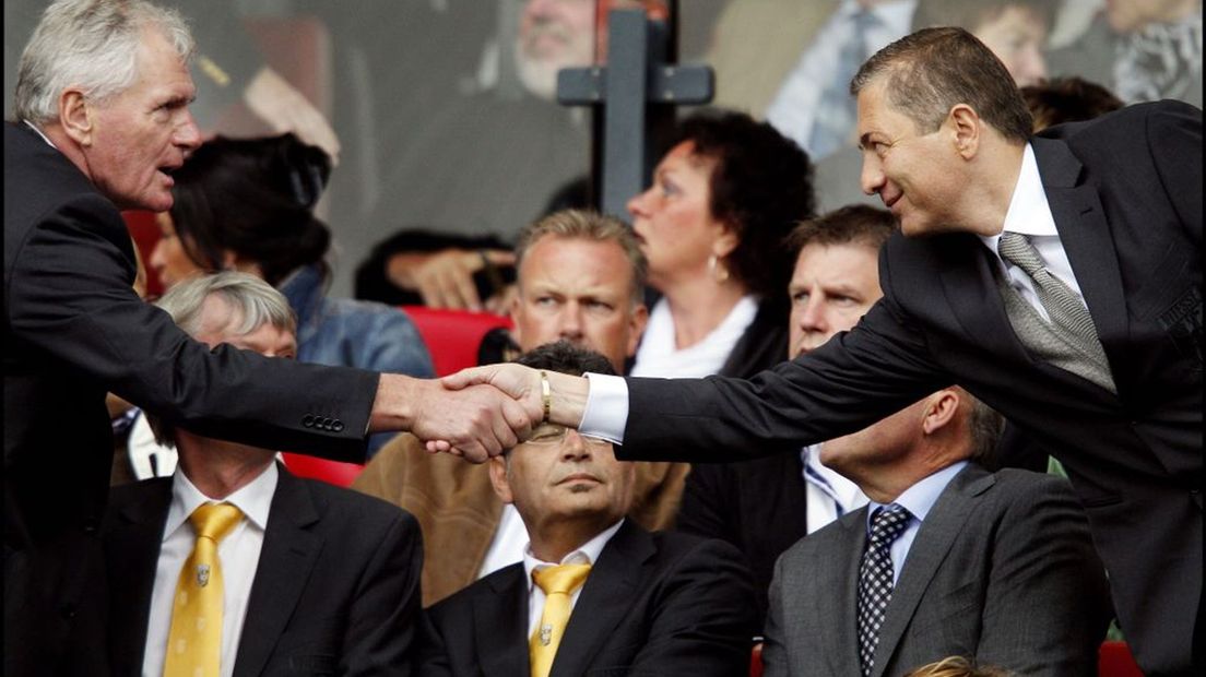 De Georgische zakenman Merab Jordania rechts met in zijn kielzog de technisch directeur van Vitesse, Ted van Leeuwen op de tribune in de Kuip bij Feyenoord-Vitesse. Op de foto krijgt Jordania een hand van directie-lid Jan Snellenburg.