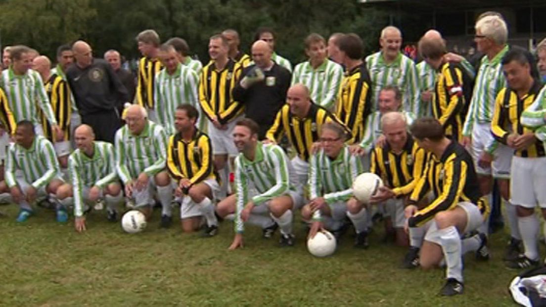 Een paar honderd toeschouwers kwamen vrijdag af op het evenement 'Ballen op de Berg' op de Wageningse Berg.  In het stadion van de voormalige profclub FC Wageningen speelden Oud FC Wageningen en Oud Vitesse tegen elkaar.