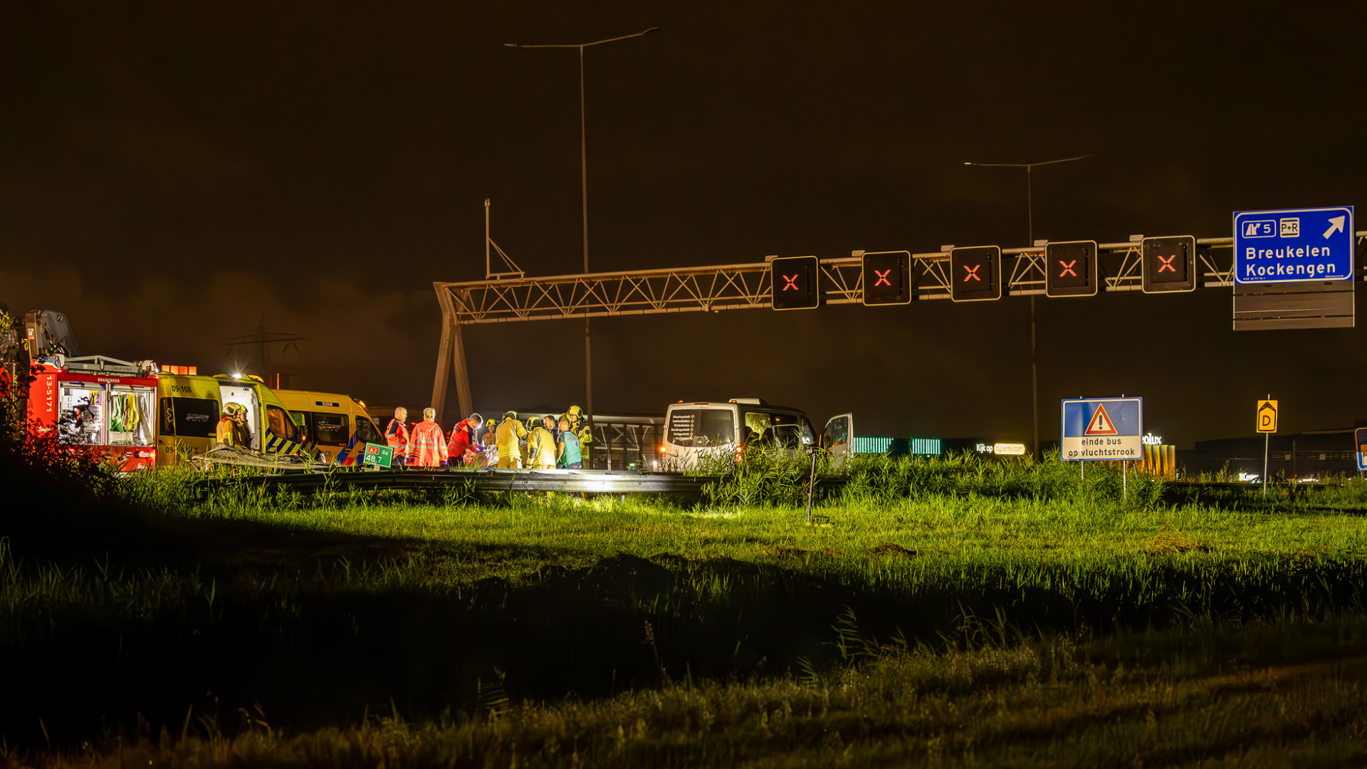 A2 bij Breukelen richting Utrecht volledig afgesloten na ongeluk met meerdere voertuigen.
