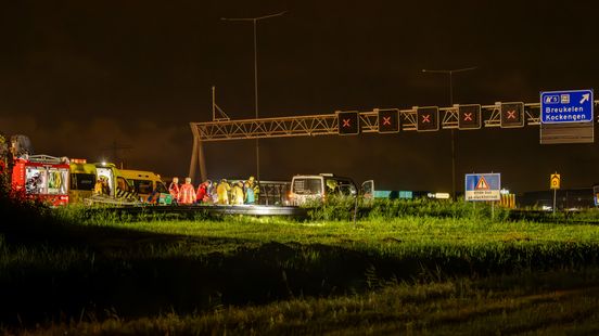 A2 bij Breukelen richting Utrecht volledig afgesloten na ongeluk met meerdere voertuigen. A2 bij Breukelen richting Utrecht volledig afgesloten na ongeluk met meerdere voertuigen.