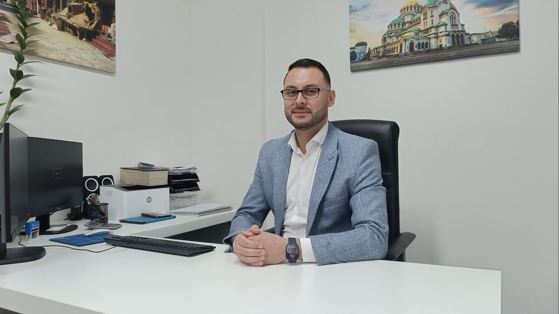 Ali Youssef achter zijn bureau