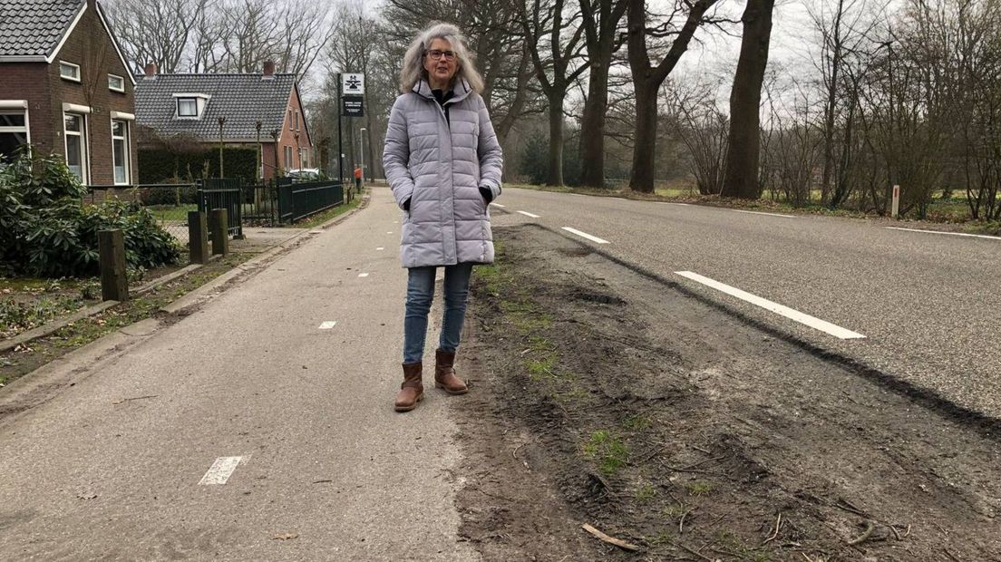 Tanya Muller naast de berm van de Bourtangerstraat