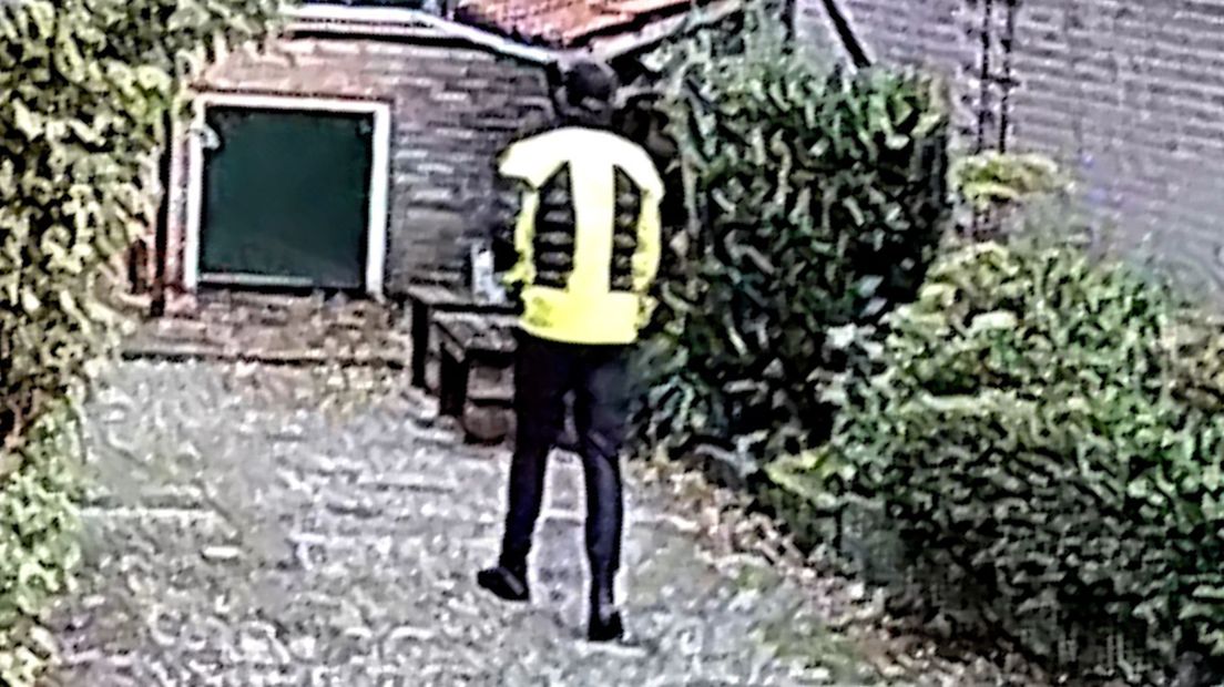 De man draagt een opvallende jas