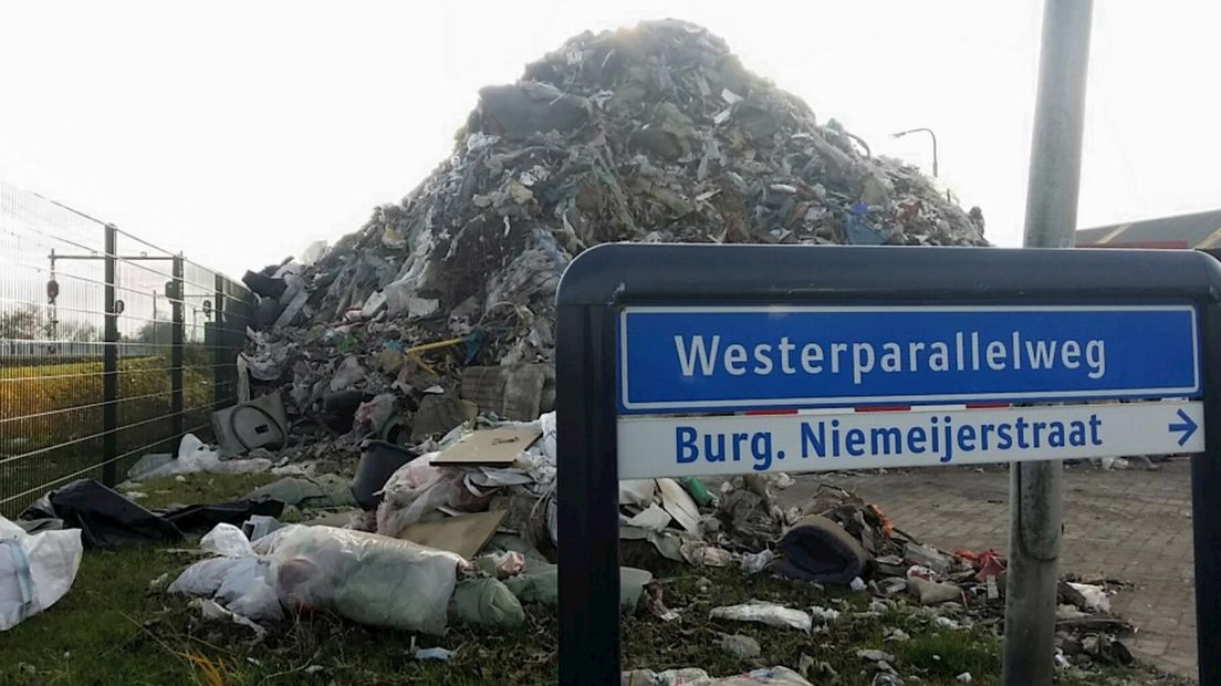 De berg afval aan de Westerparallelweg