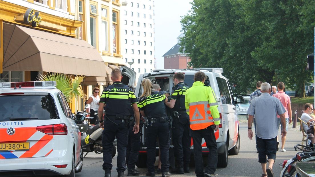 Een verwarde man die het water insprong, wordt afgevoerd