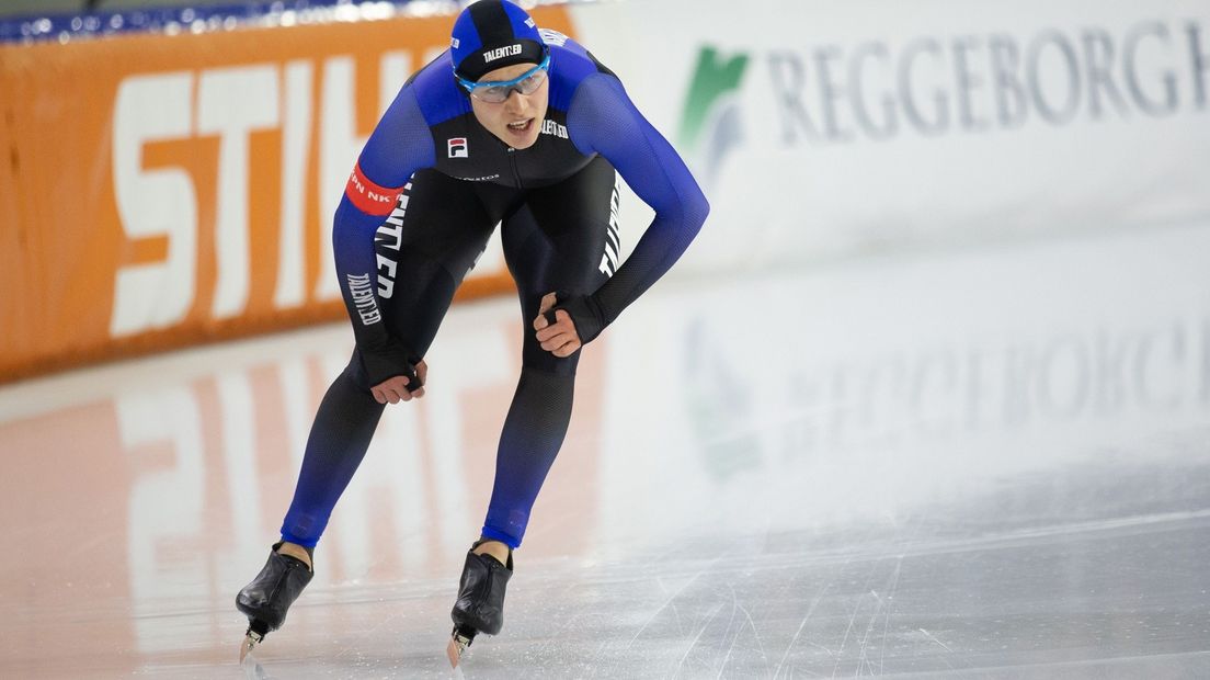 Marcel Bosker komt over de finish na zijn vijf kilometer