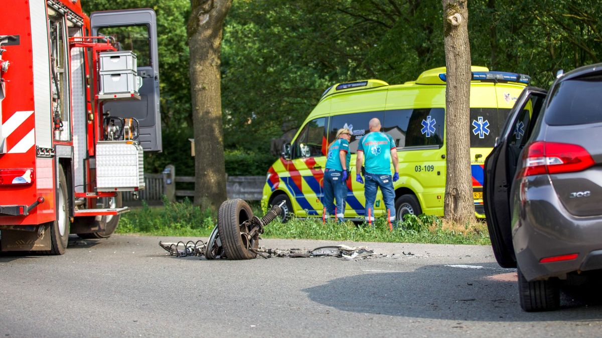 Auto's botsen op N855 bij Wapse