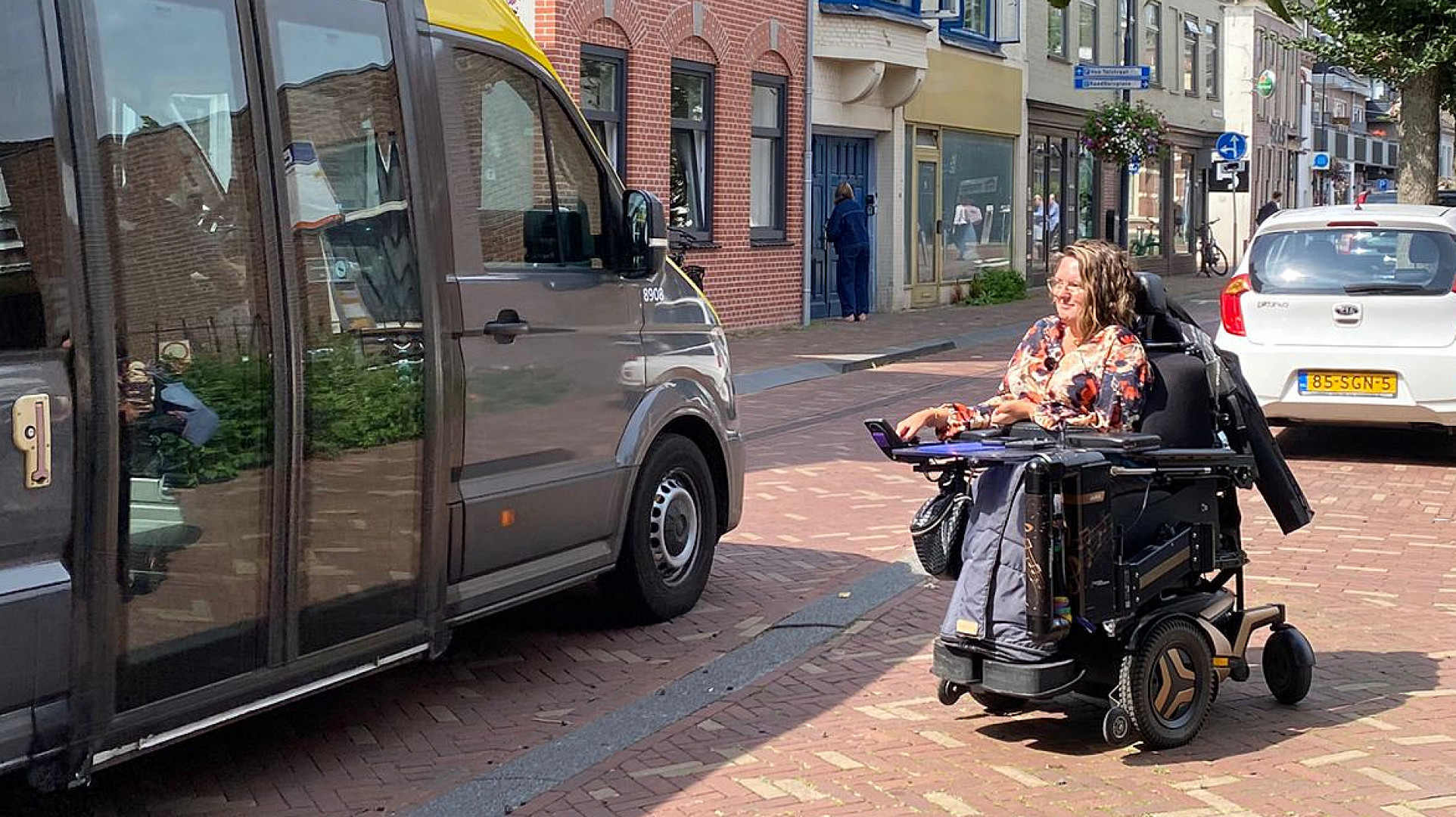 De stoep bij een van de haltes in Bodegraven is te laag voor rolstoelen om de bus in te kunnen