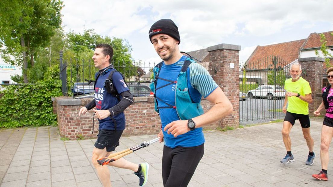 Van Loon, onderweg tijdens het rennen van het Pieterpad.