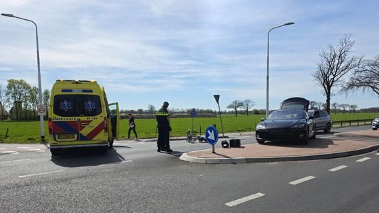 Vrouw op elektrische fiets naar ziekenhuis na aanrijding