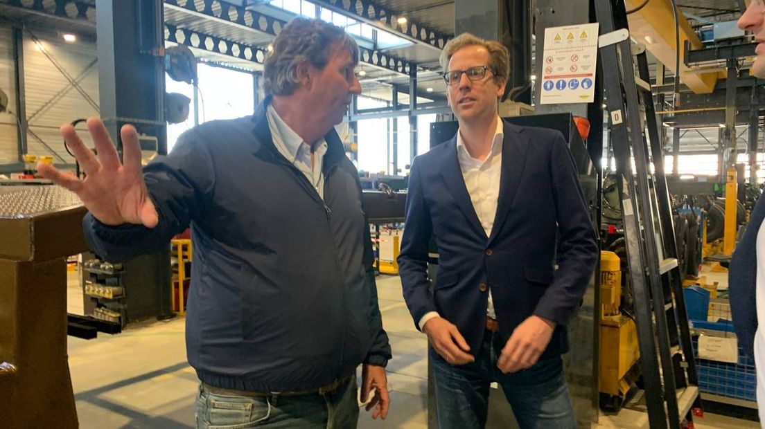 Broshuis (l) leidt Van der Maat rond over het bedrijf