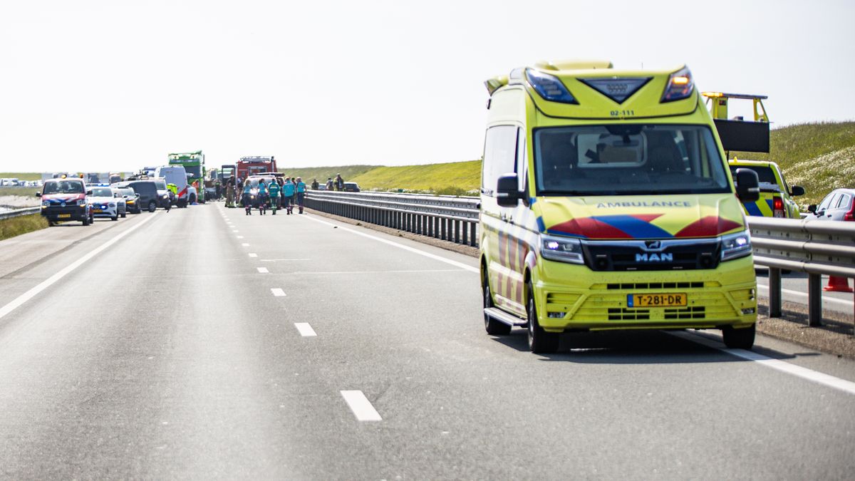 Camper in brand in Leeuwarden | Automobiliste gewond bij ongeluk in Appelscha